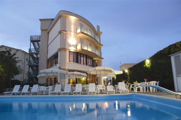 Hotel Capitol San Mauro Mare Exterior photo